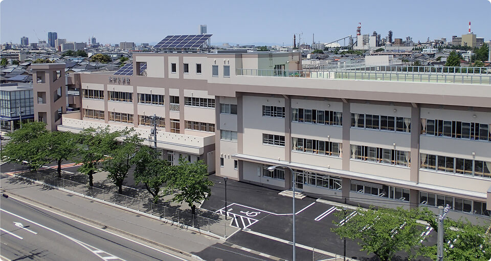 天井の照明器具を設置する2名の作業員